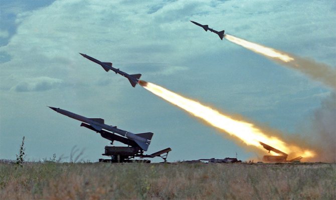 запуск ракет советского зенитно-ракетного комплекса С-75