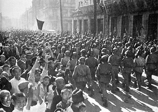 Войска Красной армии вступают в освобождённый Харбин, 21 августа 1945 года © Wikimedia / mil.ru