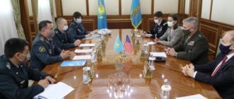 Министр обороны Казахстана обсудил с главой Центкома США ситуацию в Афганистане
