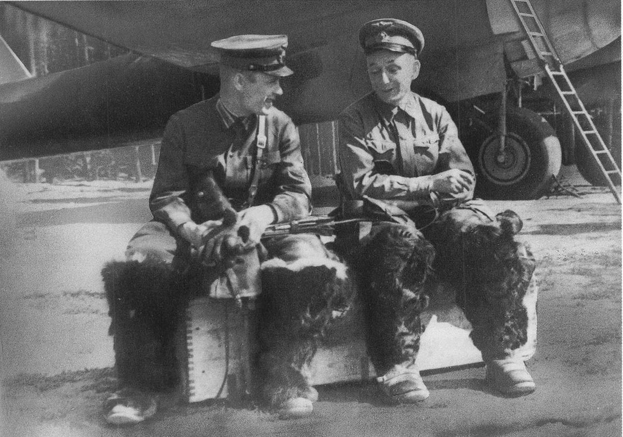 Герои Советского Союза майоры Эндель Карлович Пусэп (слева) и Александр Павлович Штепенко у бомбардировщика Пе-8 на аэродроме Кратово, 1942 г.