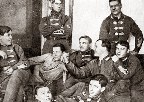 В.П. Чкалов среди товарищей в Борисоглебской школе военных летчиков. 1922 г.