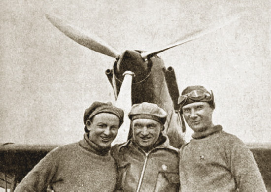 А.В. Беляков, В.П. Чкалов, Г.Ф. Байдуков после приземления, о. Удд. Июль 1936 г.