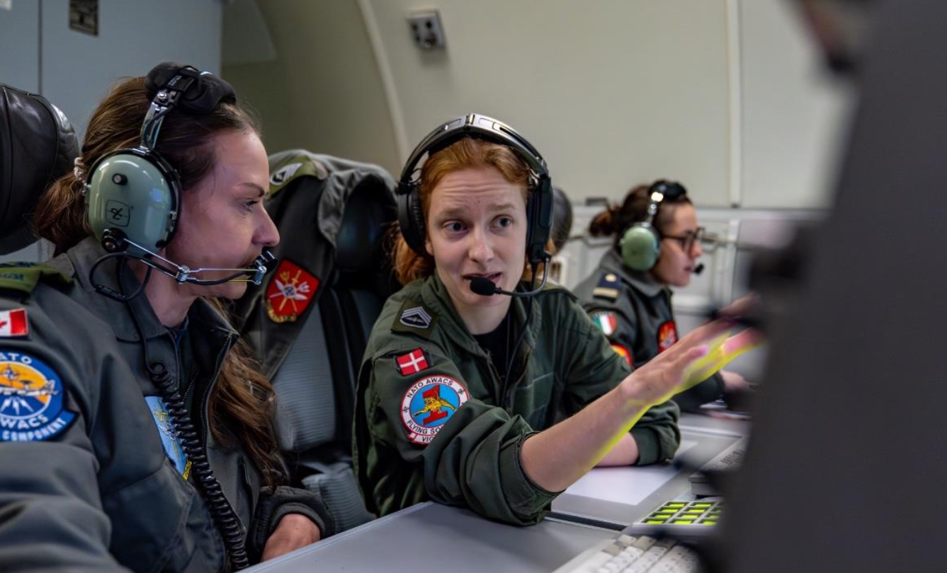 NATO Airborne Early Warning and Control Force crew members discuss the mission. Фото: NATO Channel/Michael Linennen.